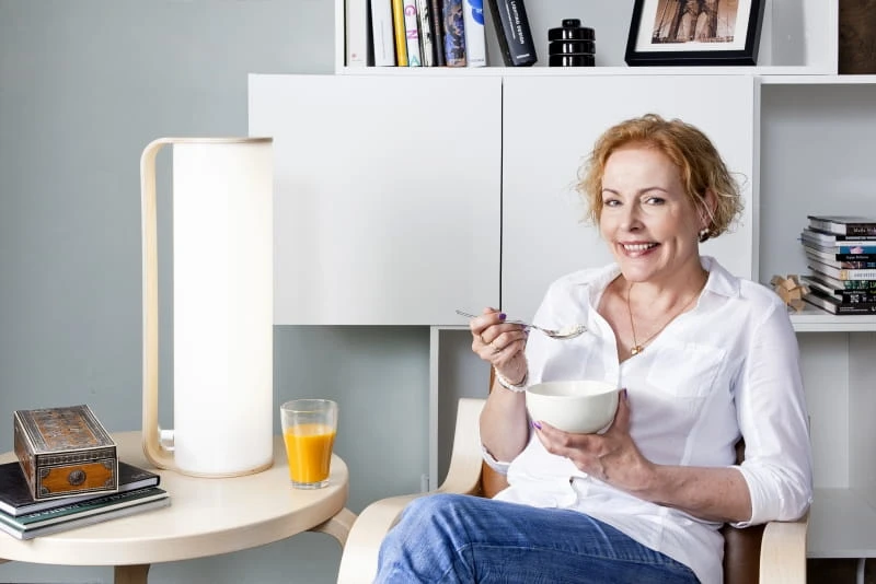 Tubo - lampa antydepresyjna z drewnianą rączką